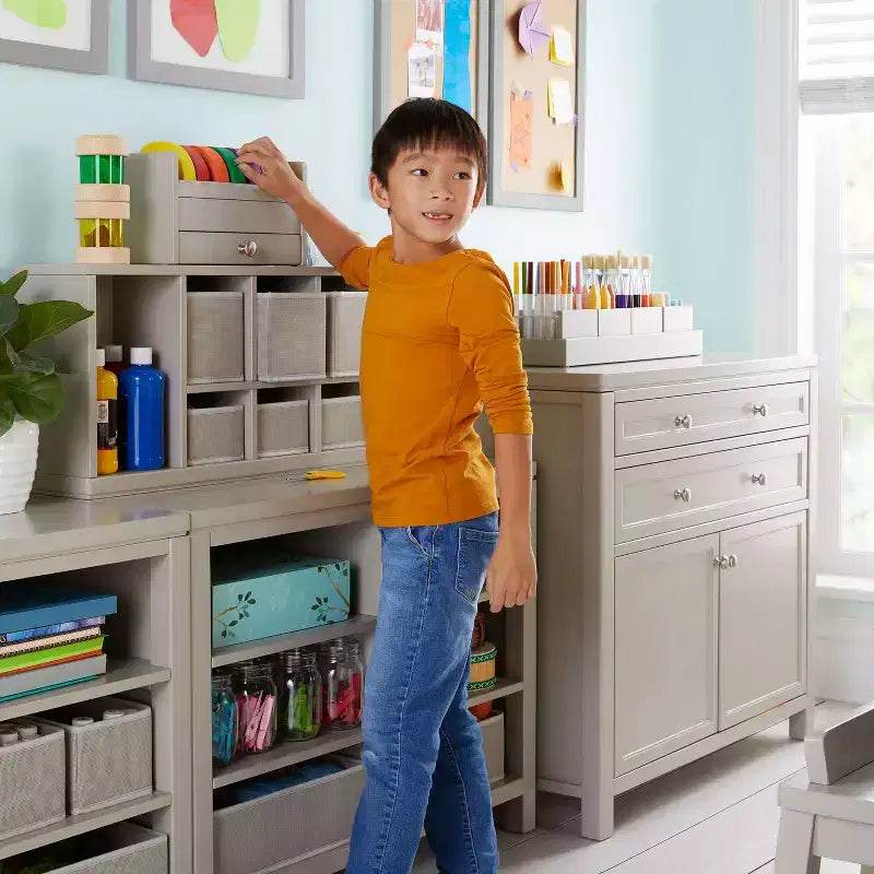 Meuble de rangement double ouvert pour enfants avec bacs en tissu pour les activités artistiques et manuelles