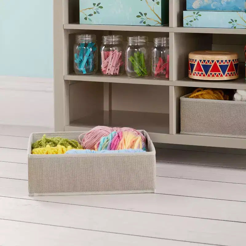Meuble de rangement double ouvert pour enfants avec bacs en tissu pour les activités artistiques et manuelles