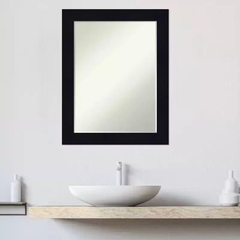 Petit miroir mural de salle de bain biseauté, encadrement en bois shiplap bleu marine