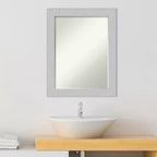 Petit miroir mural de salle de bain biseauté, encadrement en bois shiplap bleu marine