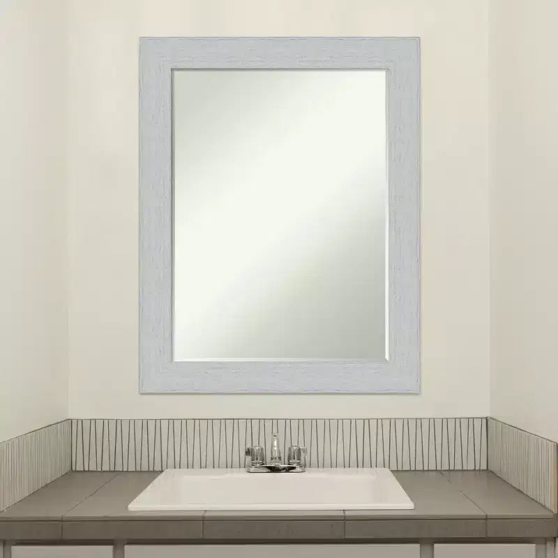 Petit miroir mural de salle de bain biseauté, encadrement en bois shiplap bleu marine
