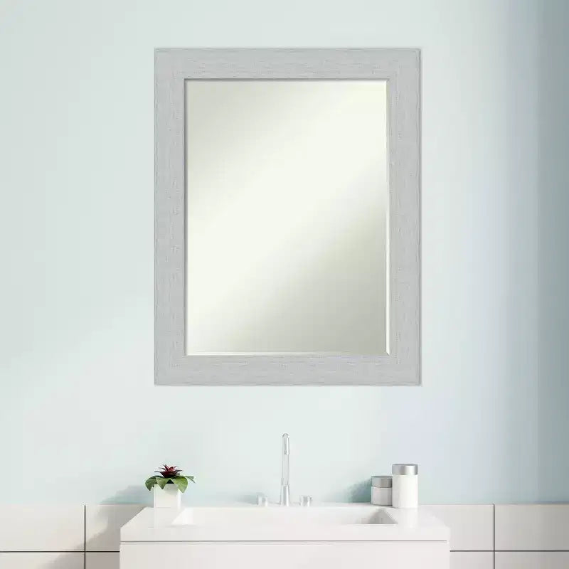 Petit miroir mural de salle de bain biseauté, encadrement en bois shiplap bleu marine