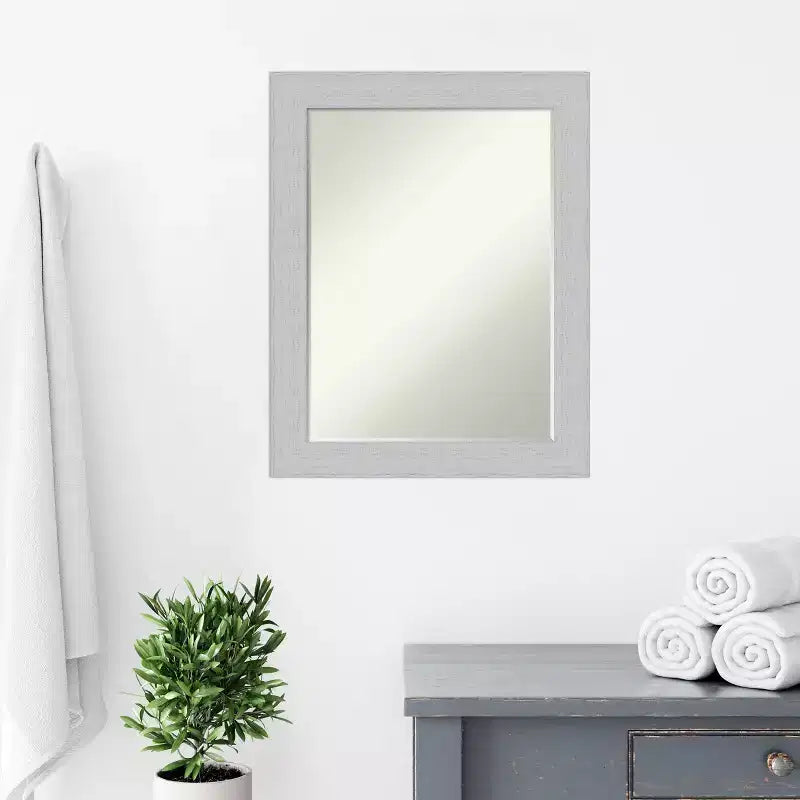 Petit miroir mural de salle de bain biseauté, encadrement en bois shiplap bleu marine