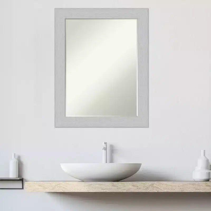Petit miroir mural de salle de bain biseauté, encadrement en bois shiplap bleu marine