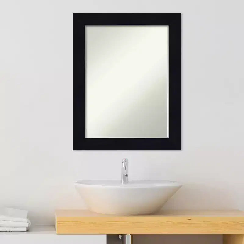 Petit miroir mural de salle de bain biseauté, encadrement en bois shiplap bleu marine