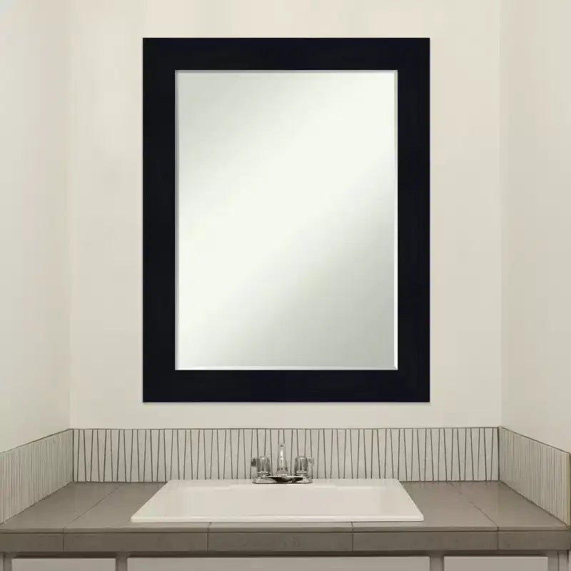 Petit miroir mural de salle de bain biseauté, encadrement en bois shiplap bleu marine