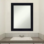 Petit miroir mural de salle de bain biseauté, encadrement en bois shiplap bleu marine