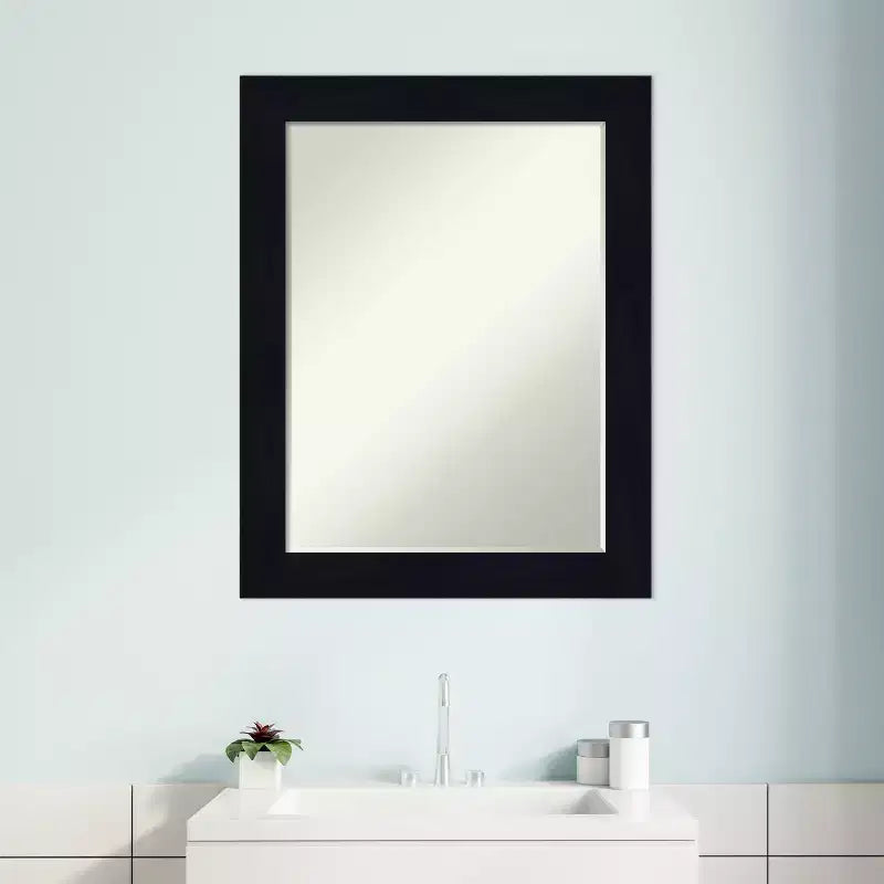 Petit miroir mural de salle de bain biseauté, encadrement en bois shiplap bleu marine