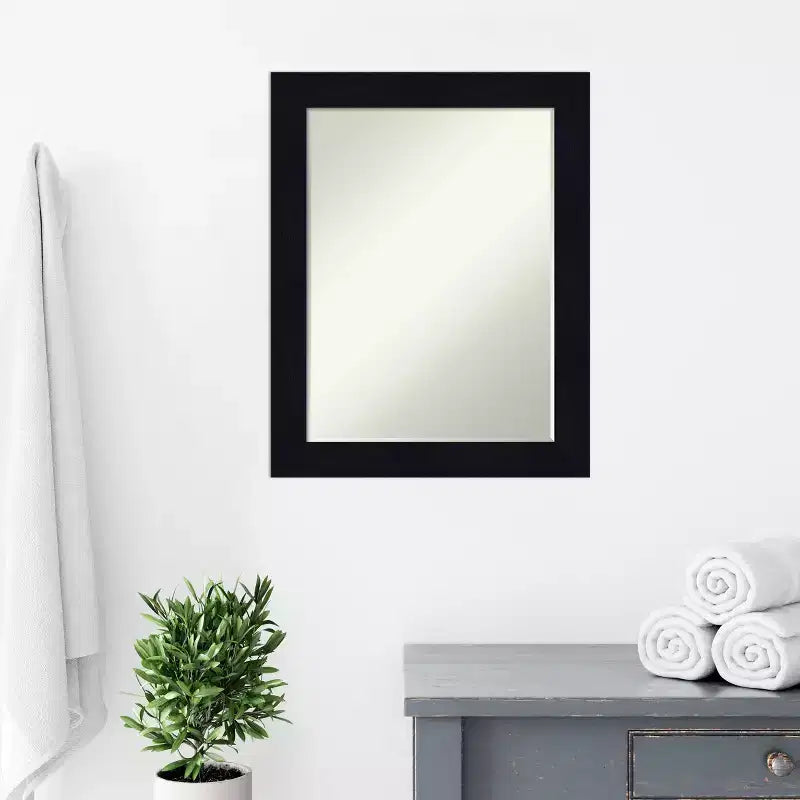 Petit miroir mural de salle de bain biseauté, encadrement en bois shiplap bleu marine