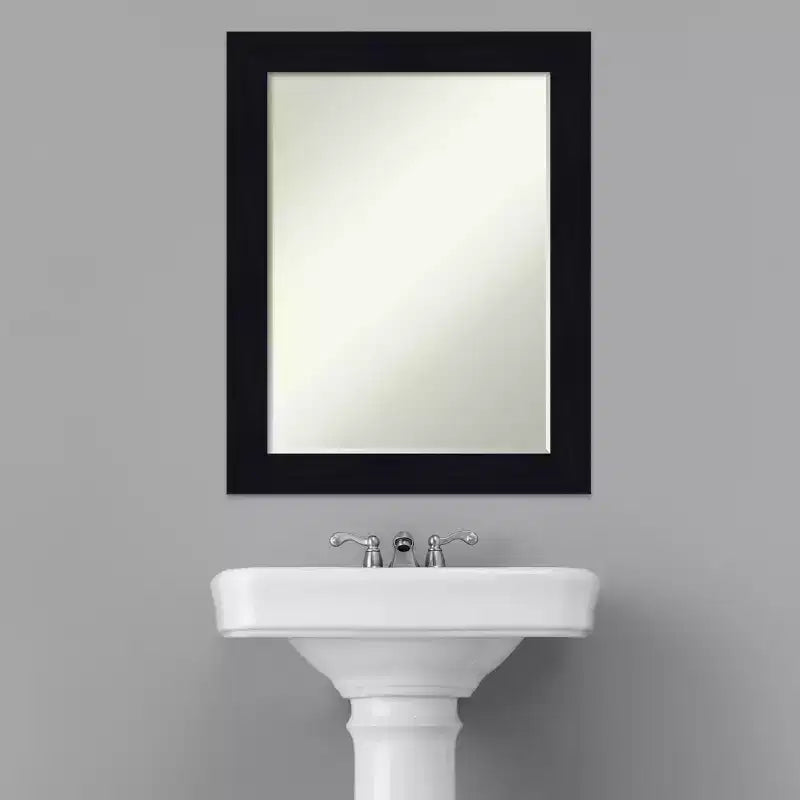 Petit miroir mural de salle de bain biseauté, encadrement en bois shiplap bleu marine