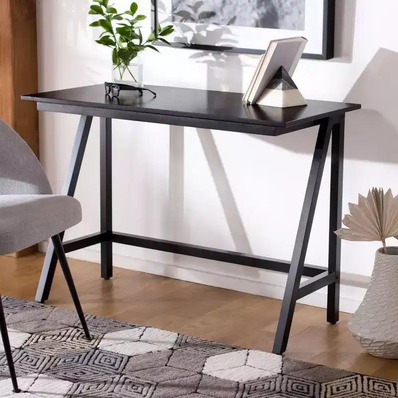 Bureau en acajou, finition noyer